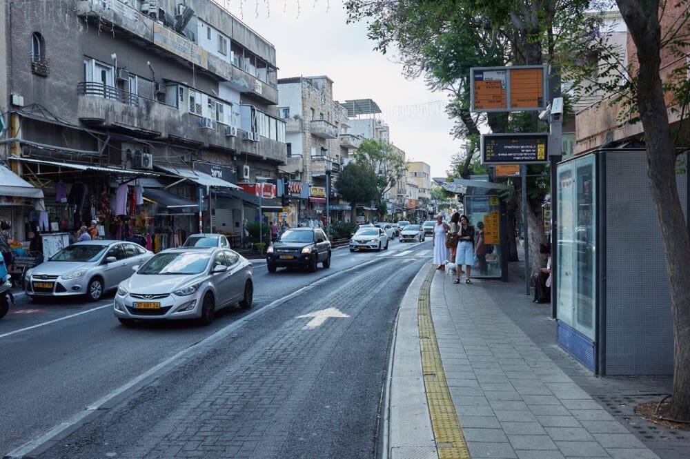 תחנות רחוב הרצל לב הדר (צילום: שרון לייבל)