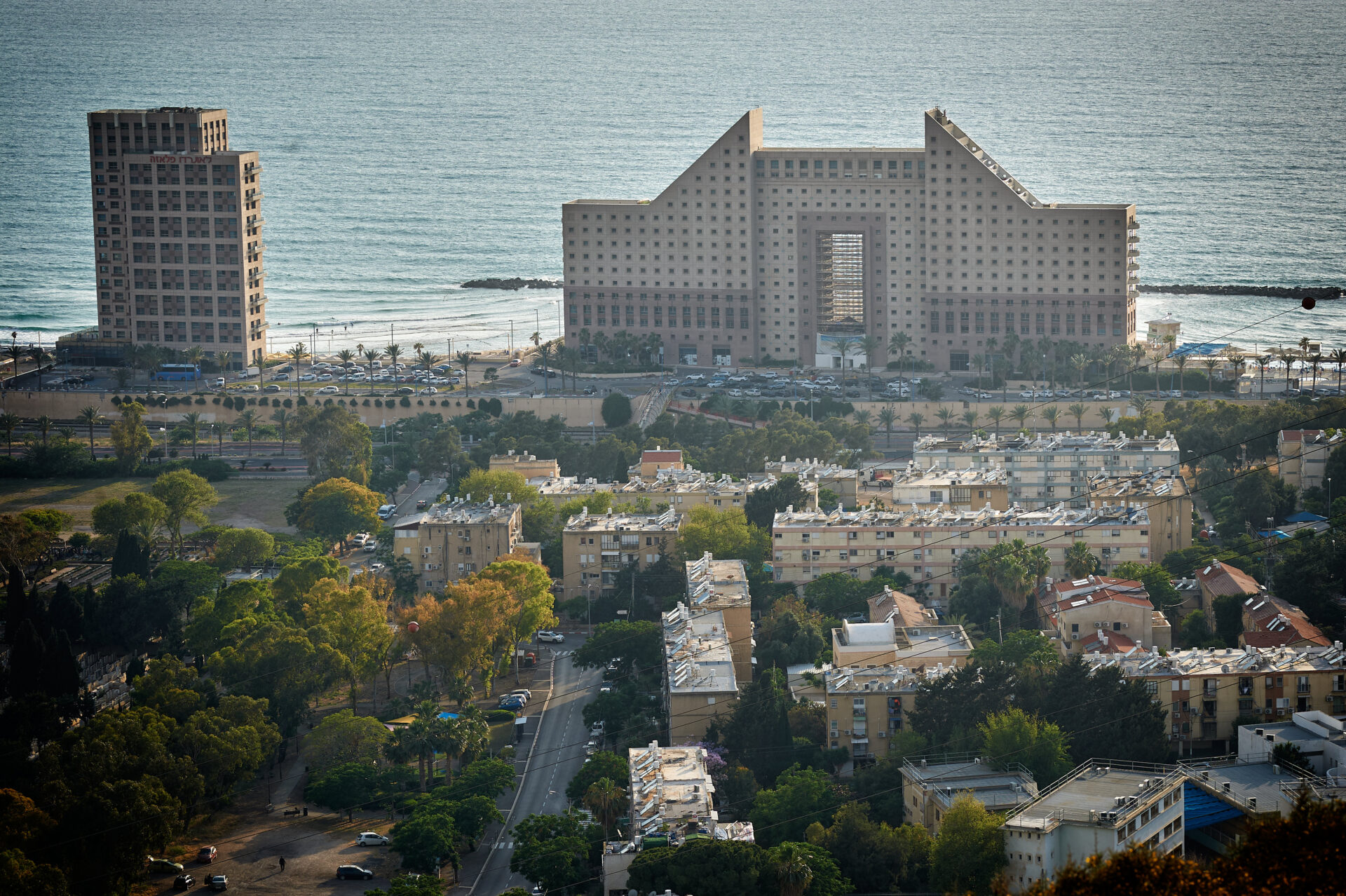 מגדלי חוף הכרמל מלון ליאונרדו פלאזה ובתי נווה דוד (צילום: שרון לייבל)
