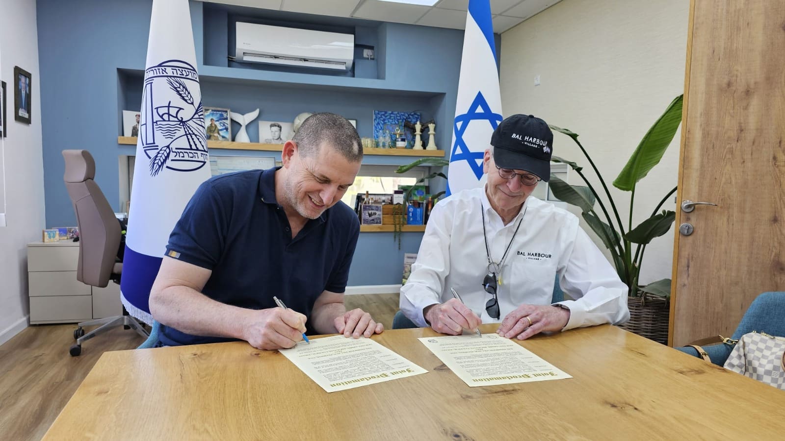 חתימת הסכם ערים תאומות בין חוף הכרמל לבל הארבור, פלורידה (צילום: מועצה אזורית חוף הכרמל)