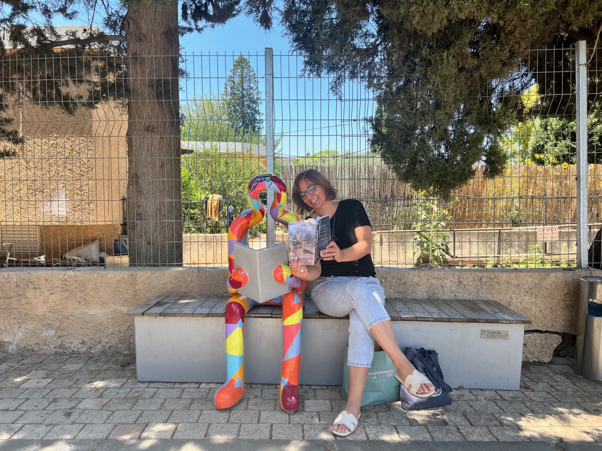 חבר ואני מחליפים רשמים על ספרים בכפר תבור (צילום: אלמוג מילת)