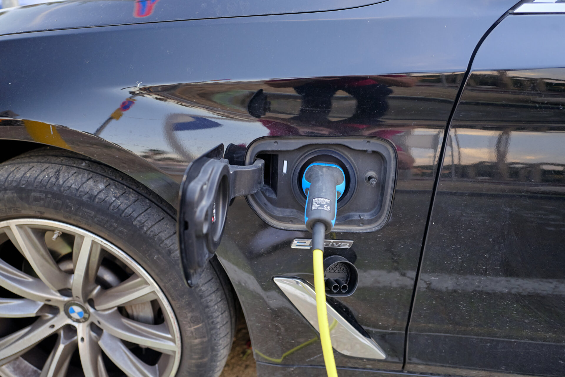 Public electric charging station (Photo: Sharon Leibel)
