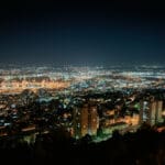 העיר התחתית ומפרץ חיפה בלילה (צילום: שרון לייבל)
