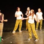 תיכון "רעות לאמנויות", בשיר "אפס ביחסי אנוש" – שי לפיד, גאיה הישג, ליז בולוטין, מאיה לוי, אסף הישג (צילום: רחלי אורבך)