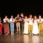 תיכון "רעות לאמנויות", ערב מחזמר – תשורות בסיום המופע (צילום: רחלי אורבך)