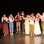 תיכון "רעות לאמנויות", ערב מחזמר – הקאסט בתשורות לד"ר תומר הישג מוביל את הדרך (צילום: רחלי אורבך)