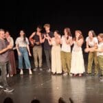תיכון "רעות לאמנויות", ערב מחזמר – תשורות לד"ר תומר הישג מוביל את הדרך (צילום: רחלי אורבך)