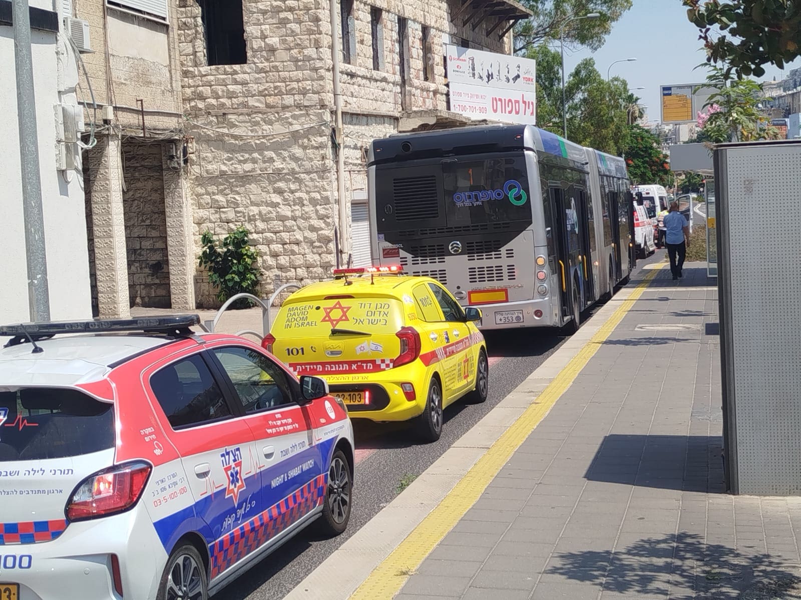 נפגעים כתוצאה מבלימה פתאומית של מטרונית (צילום: ארגון הצלה)