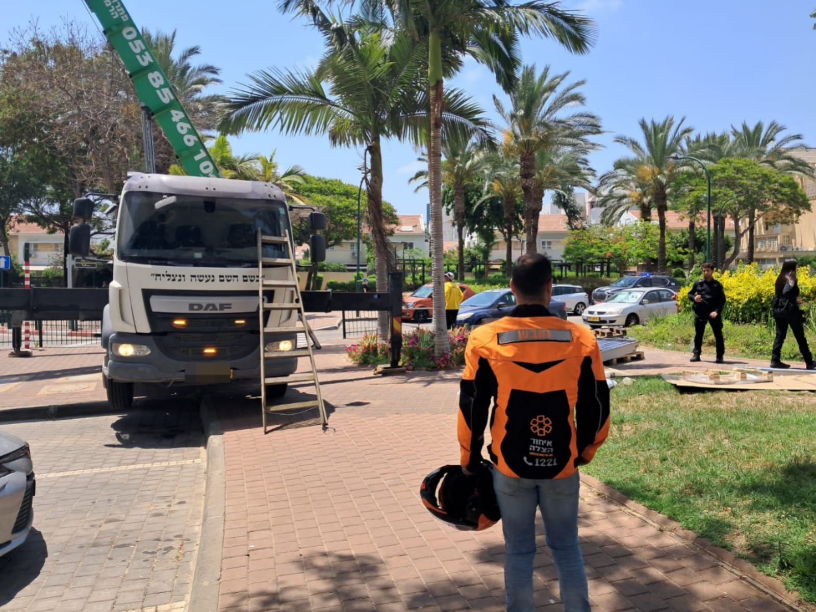 לוחות סולארים נפלו ממנוף על פועל (צילום: איחוד הצלה)