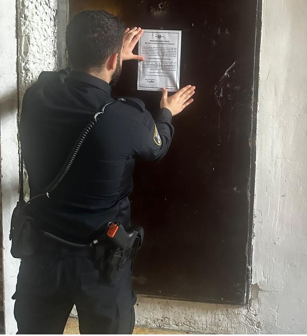 צו סגירה לבית עסק המשמש בית הימורים (צילום: משטרת ישראל)