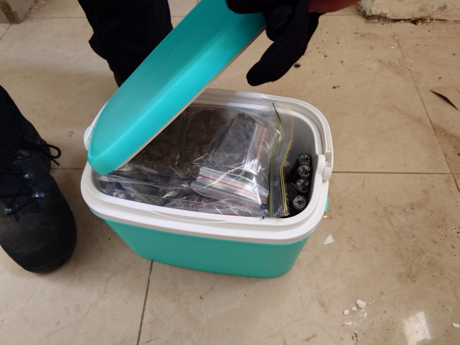 מריחואנה, קוקאין וכסף מזומן שנתפסו בחיפה (צילום:משטרת ישראל)