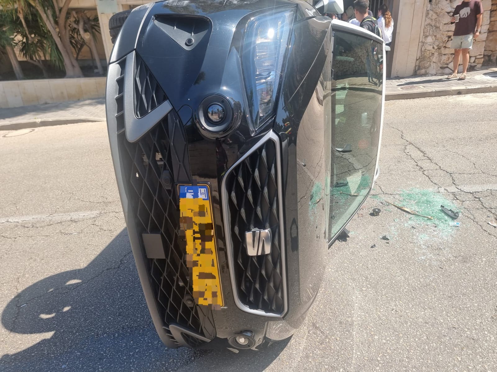 התהפכות רכב בחיפה (צילום: כבאות והצלה)