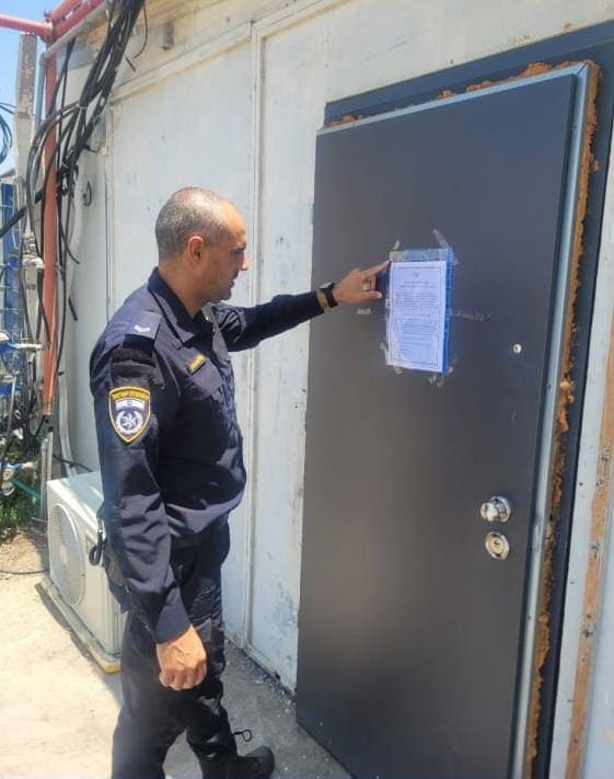 צו סגירה לעסק בו פעל בית הימורים (צילום: משטרת ישראל)
