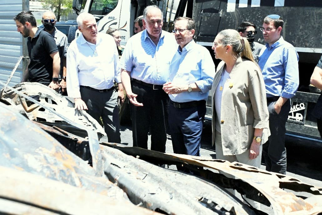 הנשיא יצחק הרצוג ביקר במקום נפילת הטיל בשכונת נווה שאנן בחיפה (צילום: ראובן כהן, דוברות עיריית חיפה)