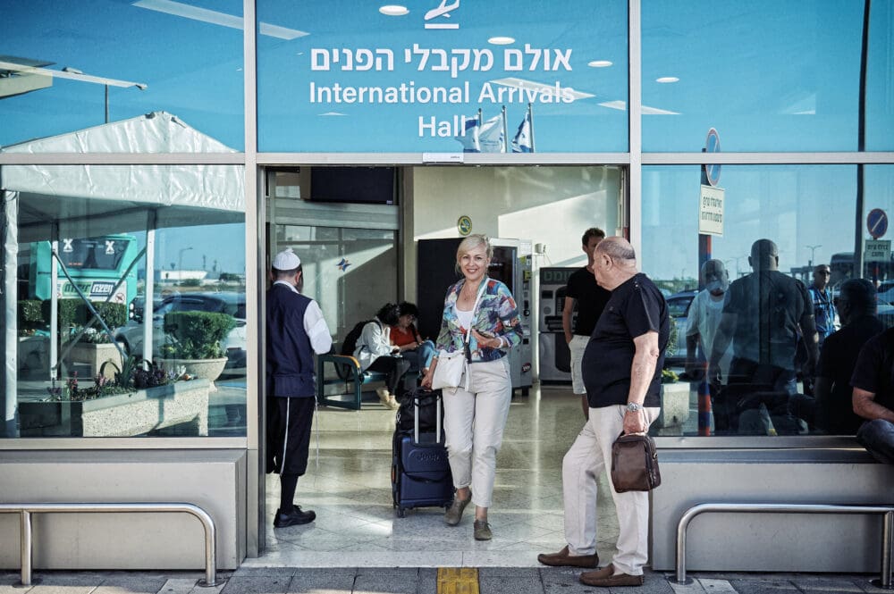 נוסעים חוזרים מלרנקה לחיפה במסגרת מבצע ״חזרה בטוחה״ 2025 (צילום: שרון לייבל) ֿ