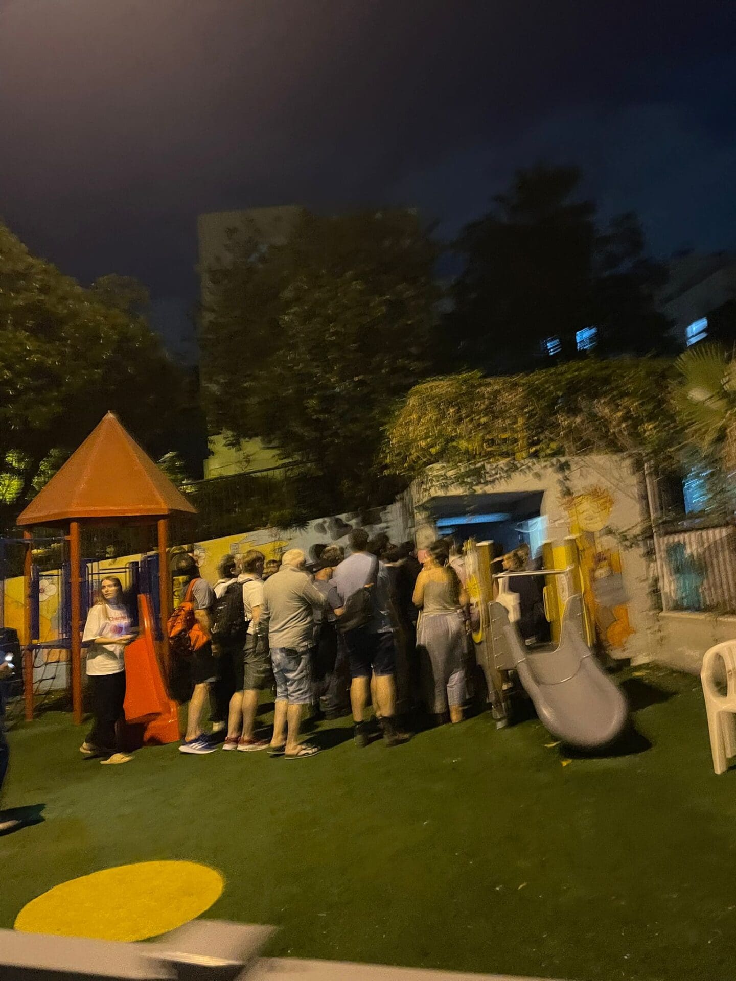 אנשים מחוץ למקלט הציבורי בהדר אחרי שהאזעקה נשמעה (צילום: אלבום פרטי)