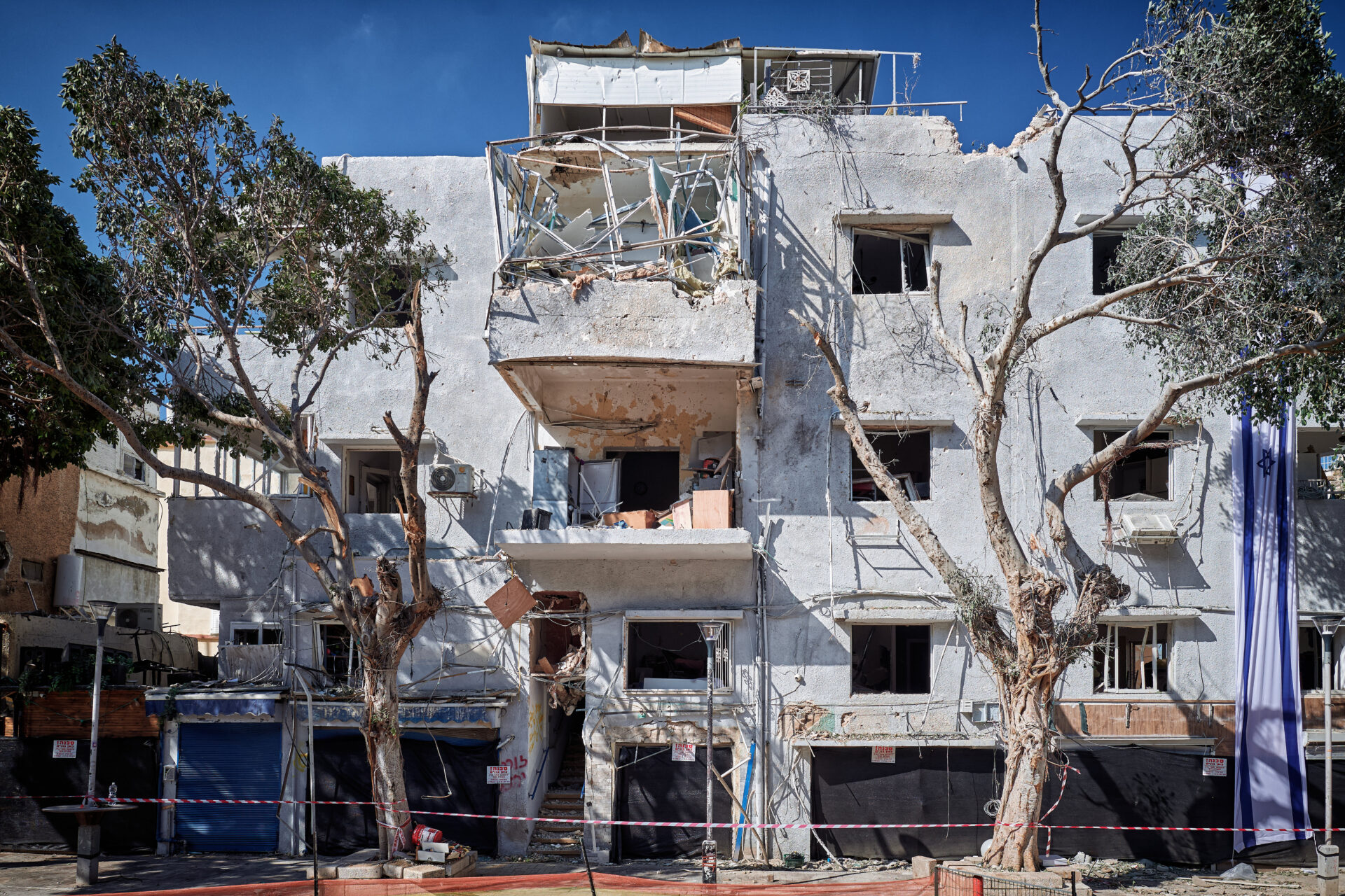זירת פגיעת טיל יוני 2025 (צילום: שרון לייבל)