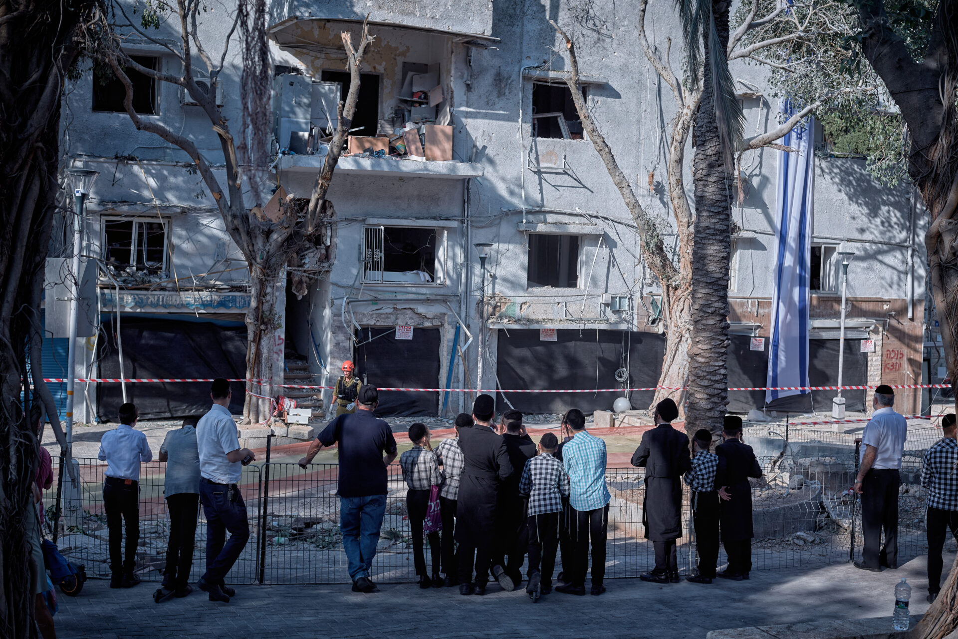 תושבים חרדים בזירת פגיעה בהדר יוני 2025 (צילום: שרון לייבל)