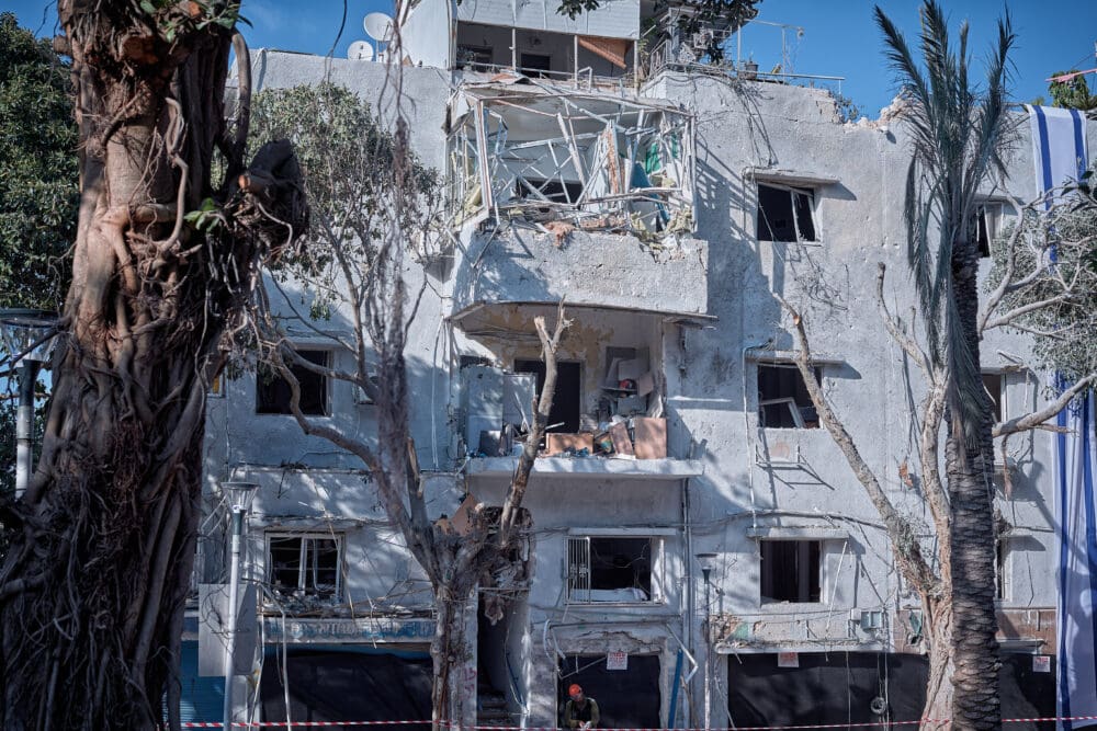 זירת פגיעה בהדר יוני 2025 (צילום: שרון לייבל)