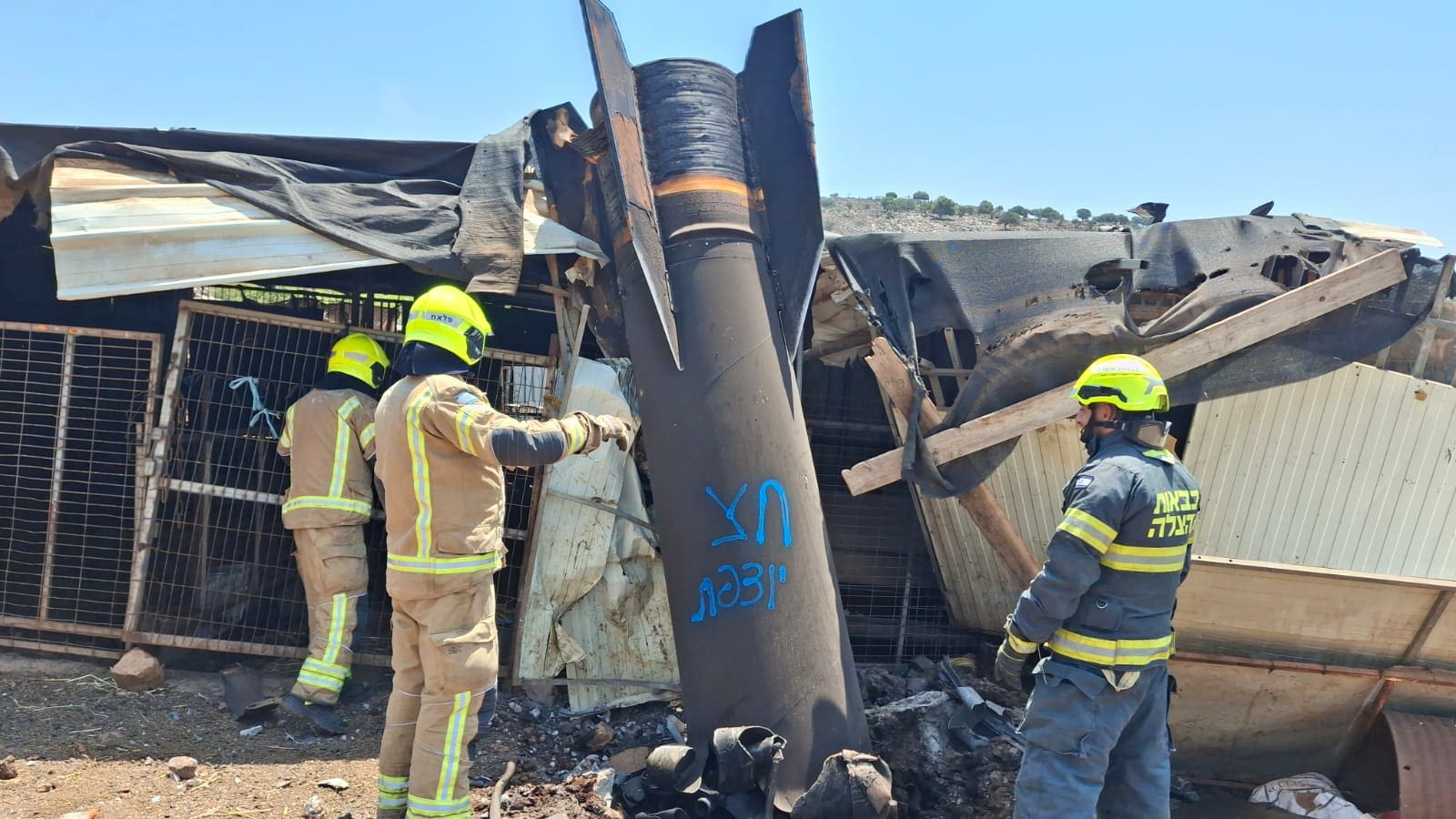 לוחמי האש מטפלים בזירת נפילה סמוך ליודפת (צילום: כבאות והצלה)