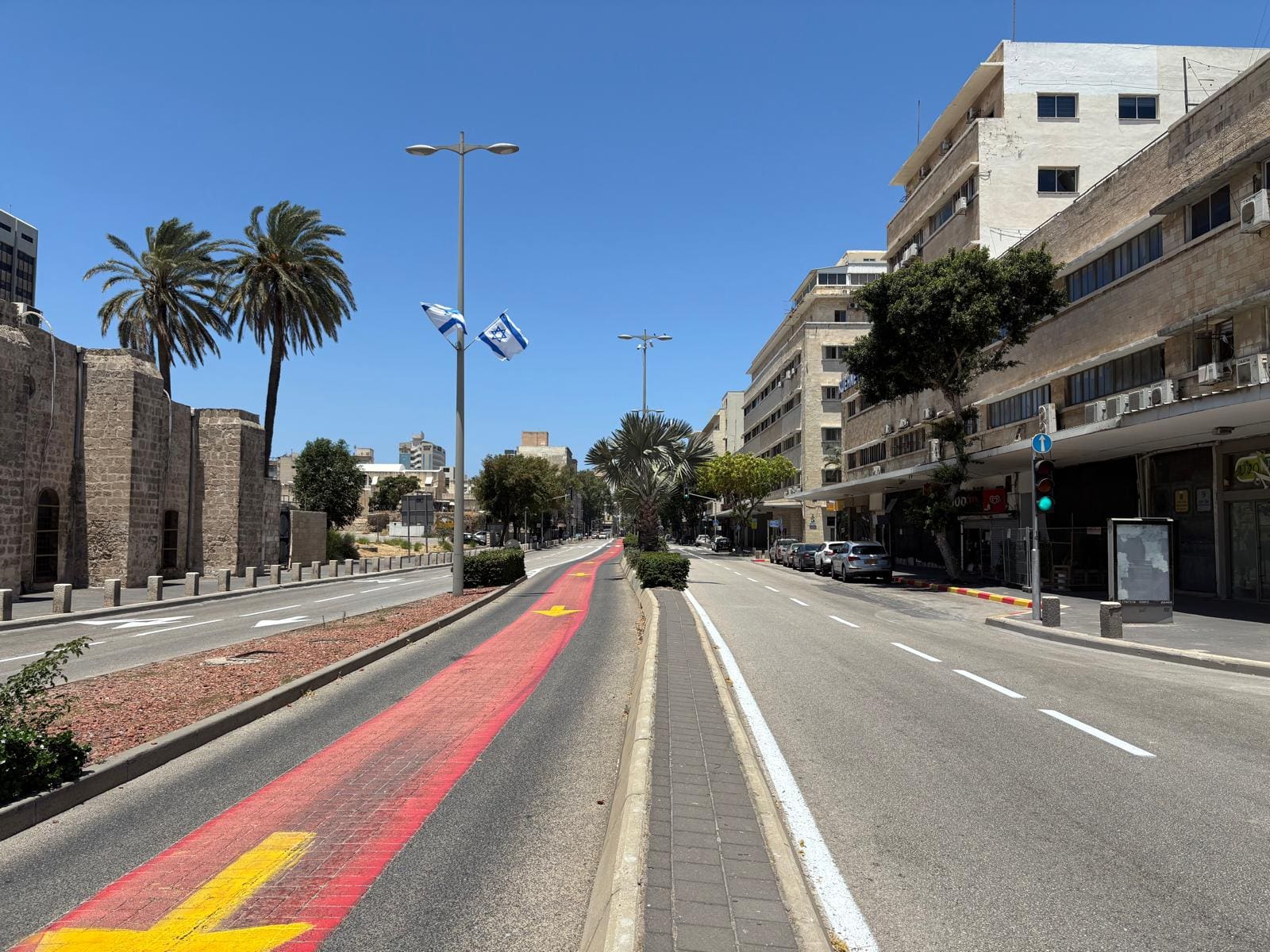רחוב העצמאות חסום וריק ממכוניות (צילום: חי פה בשטח)
