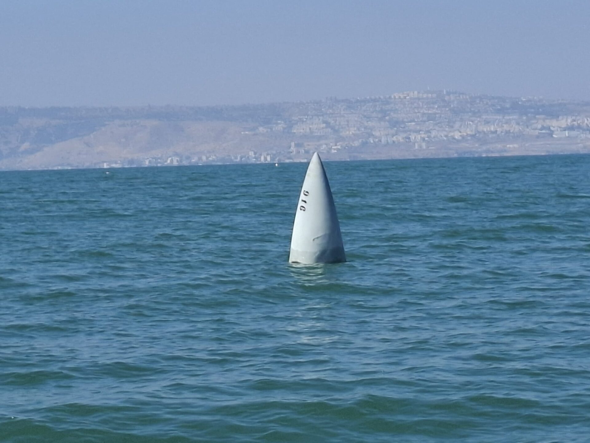 נפל שחלקו צף מעל המים (צילום:רשות הטבע והגנים)
