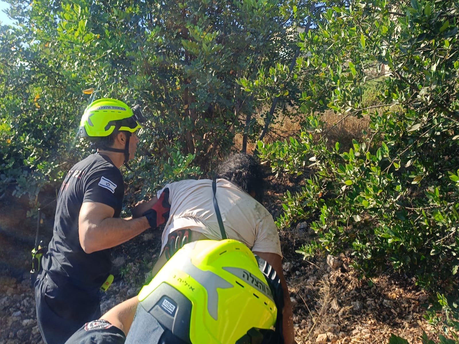 אישה טיילה עם הכלב בחיפה ונפלה לתוך הוואדי 5/7/25 (צילום: כבאות והצלה)