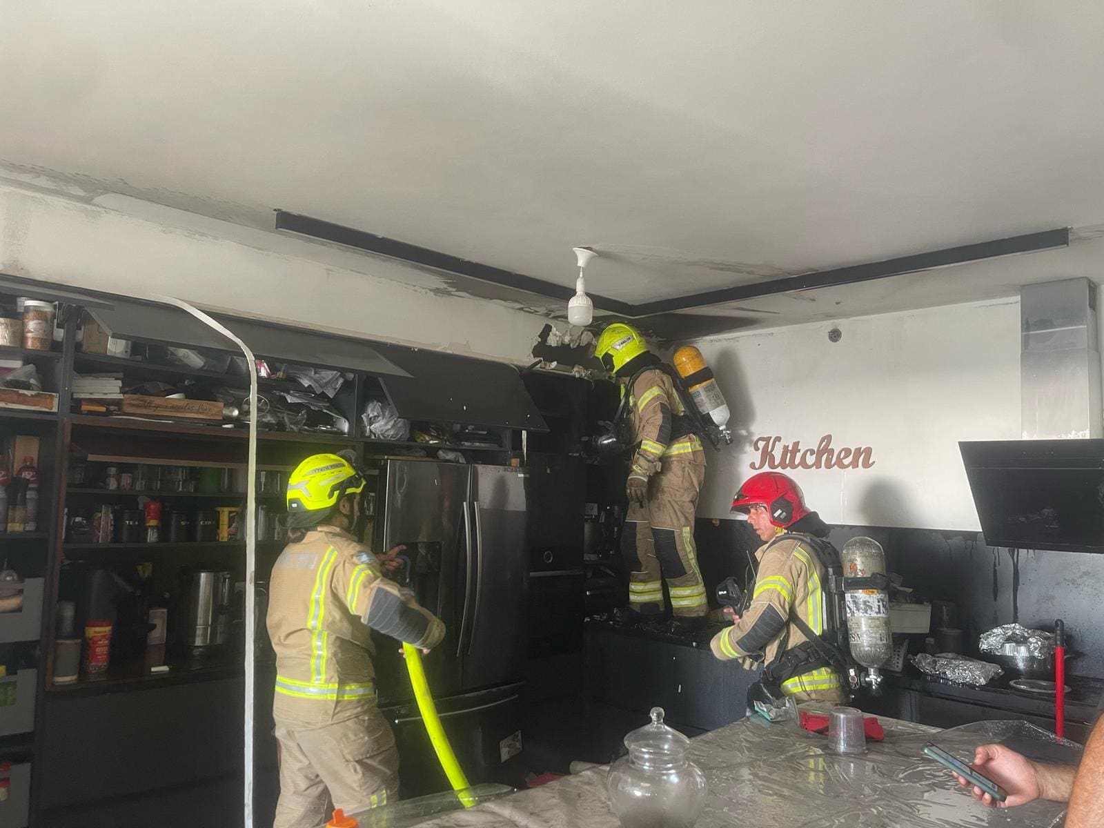 כיבוי שריפה פרצה במטבח של דירת מגורים בקומה ה-9 מתוך 14 בטירת כרמל - שבת 5/7/25 (צילום: כבאות והצלה)