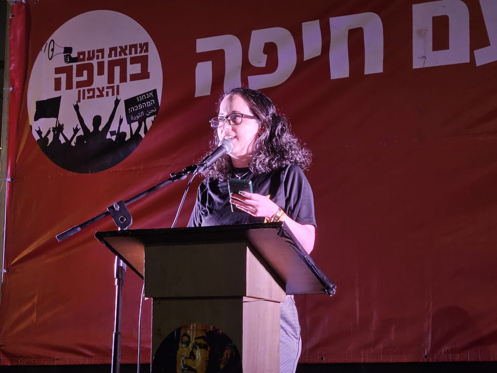 נטע כספין - נאום - הפגנה בחיפה - חורב - 05/7/25 (צילום: מחאת העם חיפה)