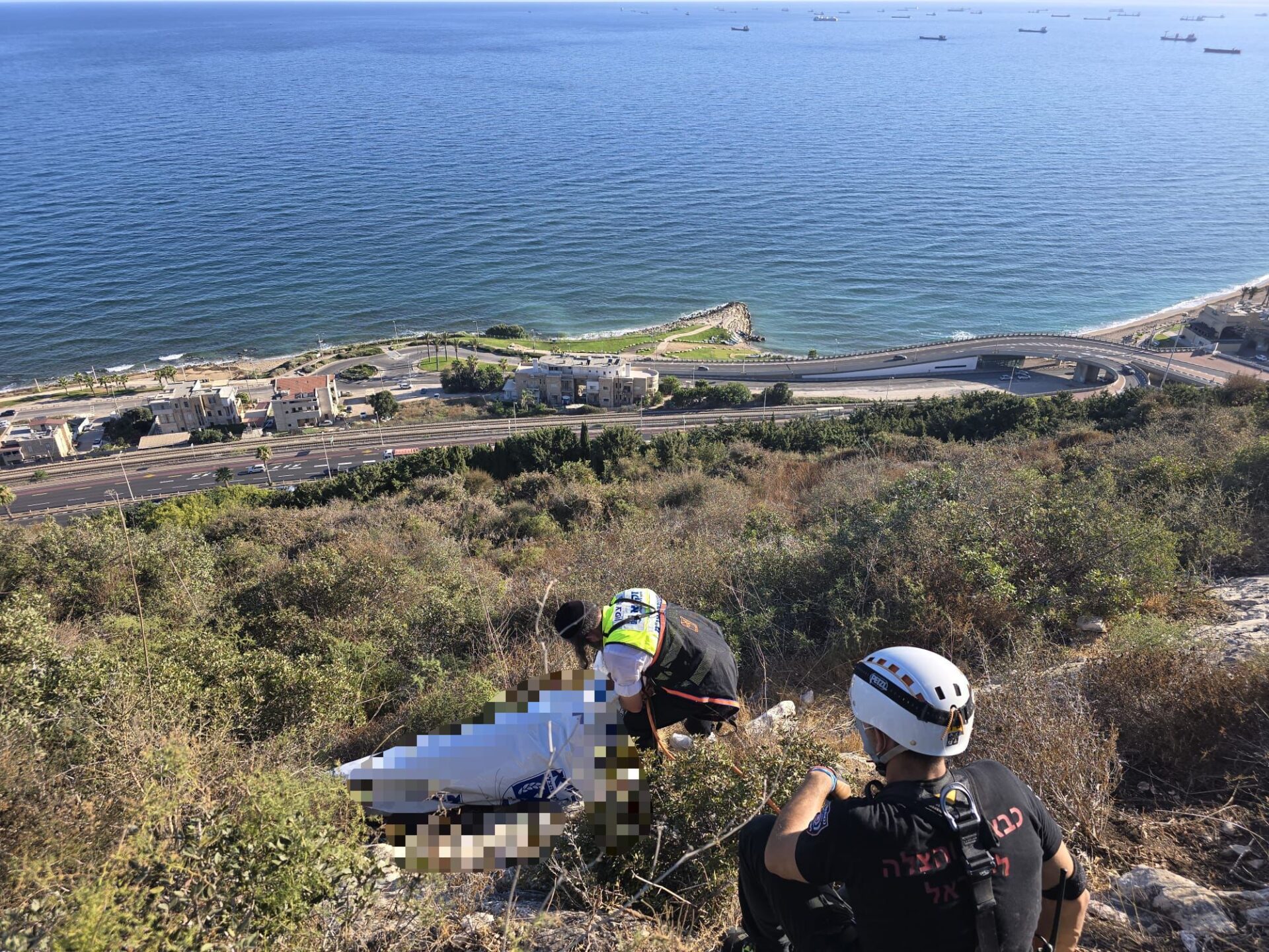 גופת אישה אותרה במדרון בדרך סטלה מריס בחיפה 6/7/25 (צילום: זק