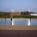 שינויים בהרקדות במוצאי שבת בשל עומס חום כבד רחבת המחוללים בחוף זמיר (צילום: שרון לייבל)