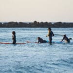 שיעור גלישה בחופי חיפה (צילום: שרון לייבל)