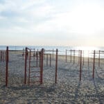 מתקני ספורט בחוף הסטודנטים (צילום: שרון לייבל)
