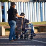 מטפלת זרה בקשיש בכיסא גלגלים (צילום: שרון לייבל)