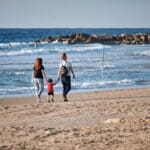 מטיילים עם הילדים בחוף הים (צילום: שרון לייבל)