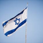 דגל ישראל מתנופף בחיפה (צילום: שרון לייבל)