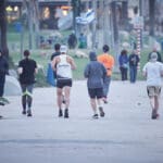 רצים בטיילת בת גלים (צילום: שרון לייבל)
