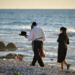 זוג חרדי בחוף הים (צילום: שרון לייבל)