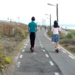 ילדים על קורקינט בטיילת שקמונה (צילום: שרון לייבל)