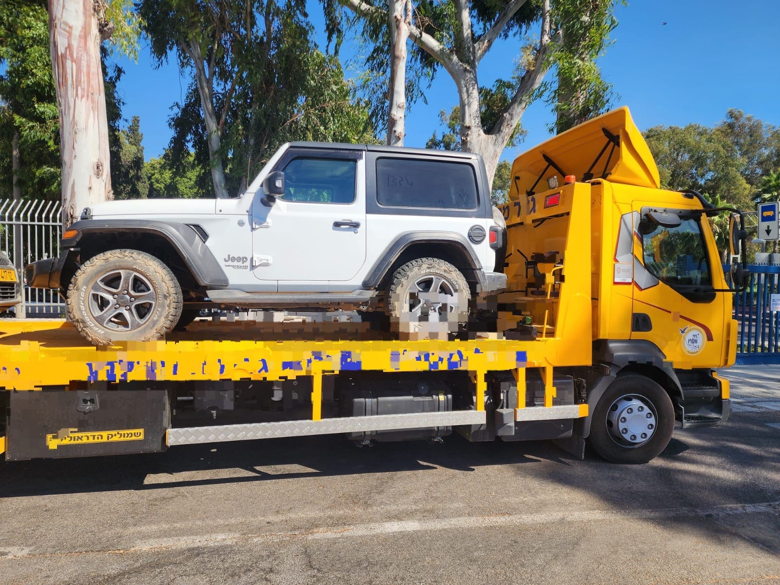 ג'יפ יוקרתי נגרר (צילום: משטרת ישראל)
