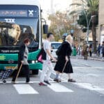 קשישים במעבר חצייה (צילום: שרון לייבל)