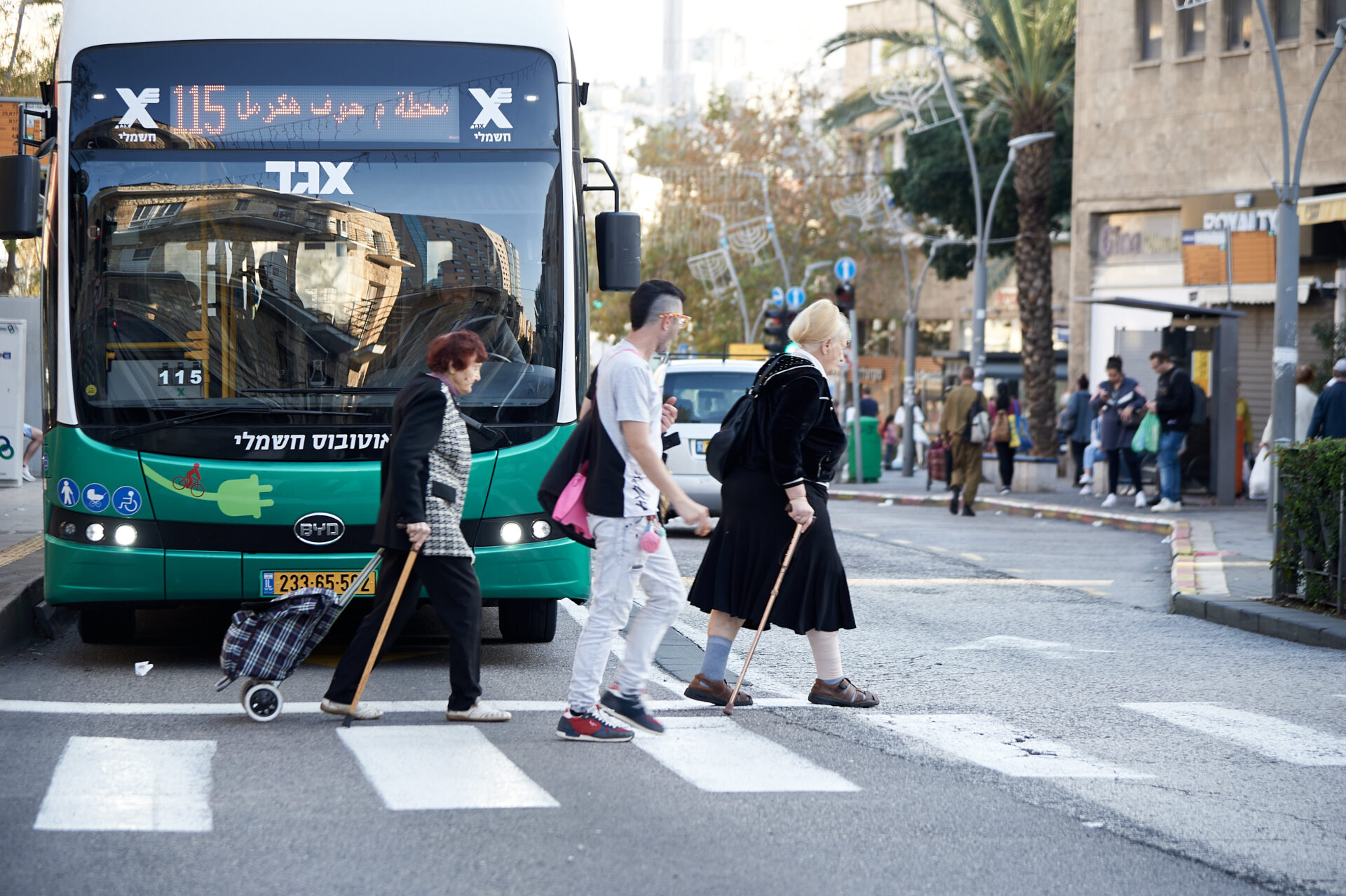 קשישים במעבר חצייה (צילום: שרון לייבל)