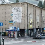 מבנה נטוש, אדריכלות, קולנוע, חיפה, שכונת הדר, בניין ישן, הזנחה, היסטוריה עירונית, חזית, גרפיטי, חלונות, בטון, אורבניזם, נוסטלגיה, עיר, רחוב, צילום יום, אמנות רחוב, תרבות, שימור, התפוררות