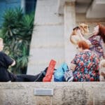 נשים וכלבים ברחבת התיאטרון העירוני (צילום: שרון לייבל)