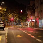 רחוב הרצל בלילה (צילום: שרון לייבל)