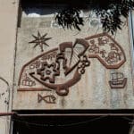 תבליט של מרדכי גומפל על קולנוע אמפי בהדר (צילום: שרון לייבל)