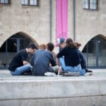 נערים ונערות ברחבת הטכניון הישן (מדעטק) (צילום: שרון לייבל)