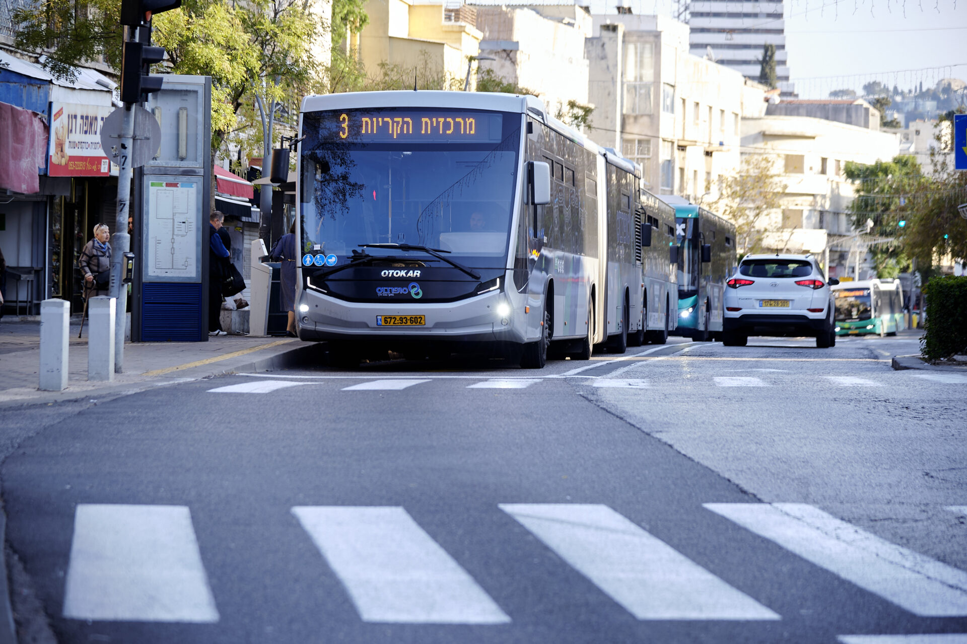 מטרונית ברחוב הרצל בהדר (צילום: שרון לייבל)