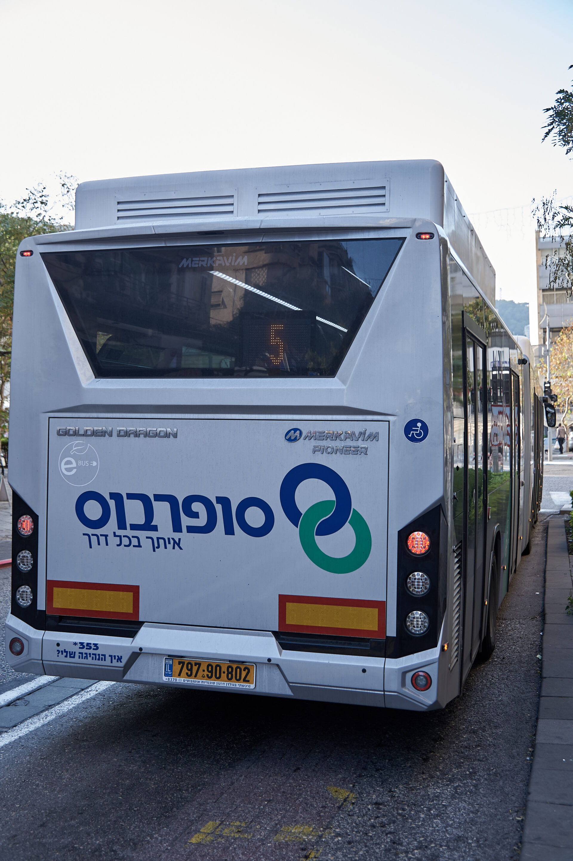 אוטובוס של סופרבוס בהדר (צילום: שרון לייבל)