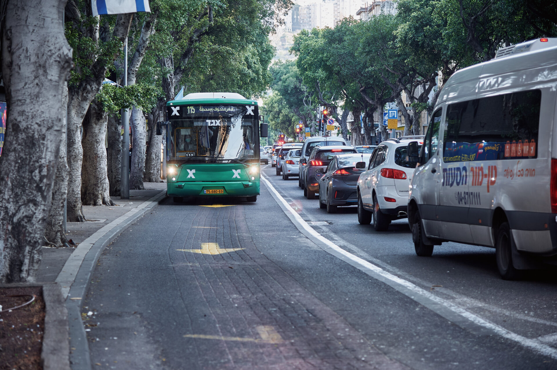 אוטובוס אגד ברחוב הרצל (צילום: שרון לייבל)