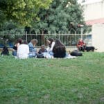 בני נוער ברחבת הטכניון הישן (מדעטק) (צילום: שרון לייבל)